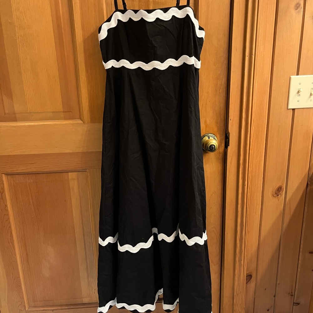 Elegant Black and White Maxi Dress